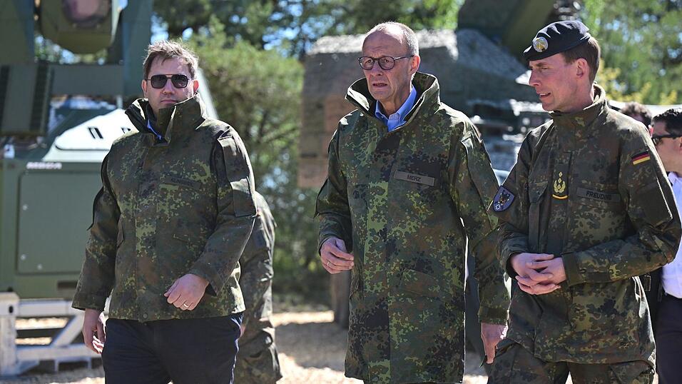 Neben Merz (Mitte) war auch Vizekanzler Klingbeil (l) dabei.