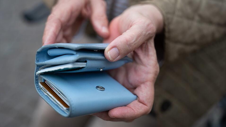 Für die einzelnen Rentnerinnen und Rentner kann es um Hunderte Euro mehr oder weniger gehen. (Symbolbild)