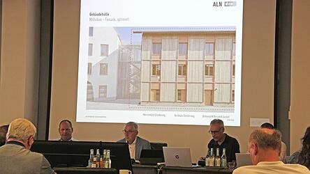 Architekt Markus Neuber (vorne, r.) stellte seinen Entwurf f&uuml;r das neue Seniorenheim in Mengkofen im Bau-, Umwelt- und Verkehrsausschuss vor.