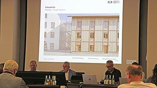 Architekt Markus Neuber (vorne, r.) stellte seinen Entwurf für das neue Seniorenheim in Mengkofen im Bau-, Umwelt- und Verkehrsausschuss vor. Architekt Markus Neuber (vorne, r.) stellte seinen Entwurf für das neue Seniorenheim in Mengkofen im Bau-, Umwelt- und Verkehrsausschuss vor.