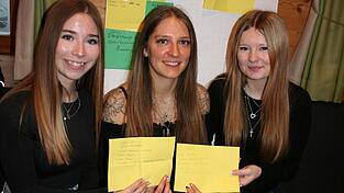 Lena Hei&szlig;enhuber und Laura J&uuml;ng trugen Julia Schreieder (Mitte) ihre W&uuml;nsche vor.