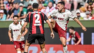 Leverkusens Facundo Medina (links) und Arijon Ibrahimovic vom FC Augsburg k&auml;mpfen um den Ball.