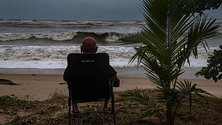 Der Zyklon k&ouml;nnte am Freitagmorgen (Ortszeit) ganz im Nordosten Australiens auf Land treffen.