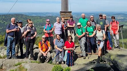 Erste Wanderung 2026: die Wandergruppe am Gipfelkreuz der 978 Meter hohen K&auml;splatte