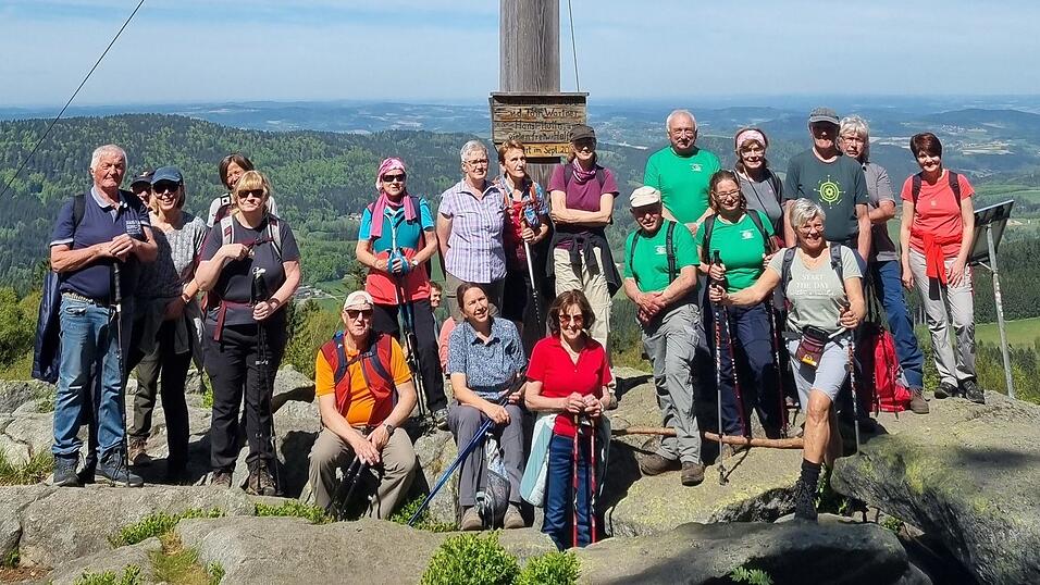Erste Wanderung 2026: die Wandergruppe am Gipfelkreuz der 978 Meter hohen K&auml;splatte