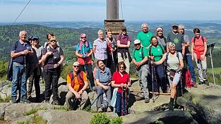 Erste Wanderung 2026: die Wandergruppe am Gipfelkreuz der 978 Meter hohen K&auml;splatte