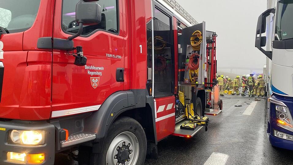 Am Dienstagvormittag fuhr ein Lkw-Fahrer einem anderen Laster auf der A3 bei Regensburg auf. Infolgedessen wurde der Fahrer in seinem Fahrzeug eingeklemmt. Am Dienstagvormittag fuhr ein Lkw-Fahrer einem anderen Laster auf der A3 bei Regensburg auf. Infolgedessen wurde der Fahrer in seinem Fahrzeug eingeklemmt.