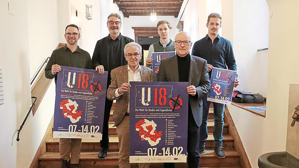 Laden zur U18-Wahl ein (von links): Stadtjugendpfleger Eike Brenner, Helmut Lipfert (Gesch&auml;ftsf&uuml;hrer Kreisjugendring), stellvertretender Landrat Fritz Wittmann, Philipp Hofst&auml;tter (Jugendpfleger Landkreis), Oberb&uuml;rgermeister Alexander Putz und Florian Lechner (Vorsitzender Stadtjugendring)