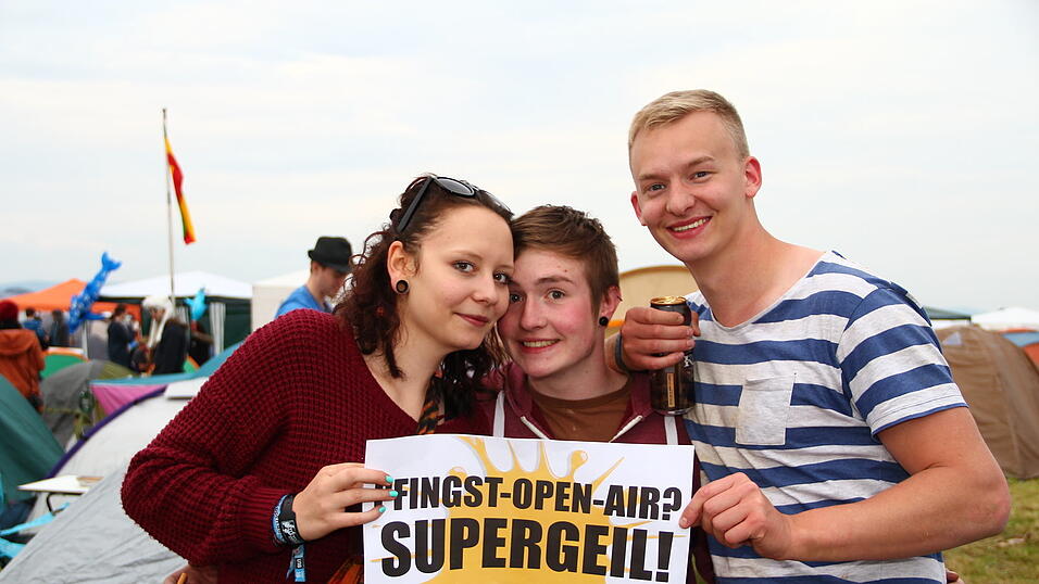 Die Besucher des Pfingst-Open-Airs in Salching sind schon in Feierlaune, aufgenommen von David Voltz am Freitag. Die Besucher des Pfingst-Open-Airs in Salching sind schon in Feierlaune, aufgenommen von David Voltz am Freitag.