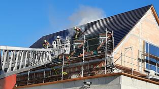 An der Baustelle des Ruhstorfer Bürgerzentrums entstand am Montag ein Brand.