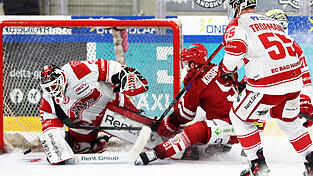 Neuauflage am Gutenbergweg: Jesse Koskenkorva (im roten Leiberl) und seine Landshuter wollen dem 38-jährigen EC-Schlussmann Jerry Kuhn noch mehr unter Beschuss nehmen als am vergangenen Freitag - und obendrein natürlich auch ein paar 'Buden' mehr erzielen.