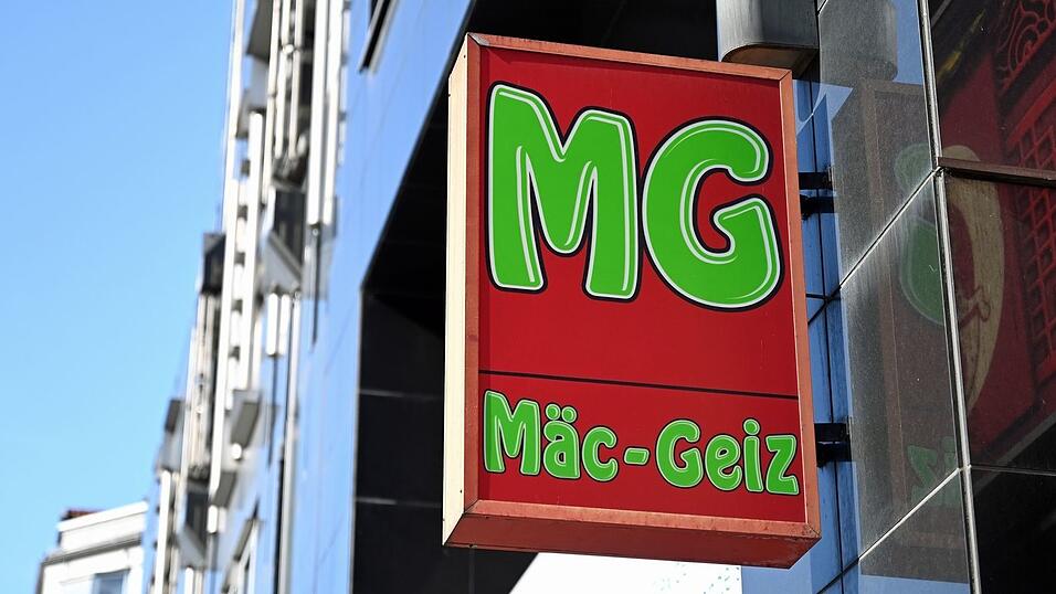 In vielen ostdeutschen Städten gibt es Filialen der Kette Mäc Geiz. In vielen ostdeutschen Städten gibt es Filialen der Kette Mäc Geiz.