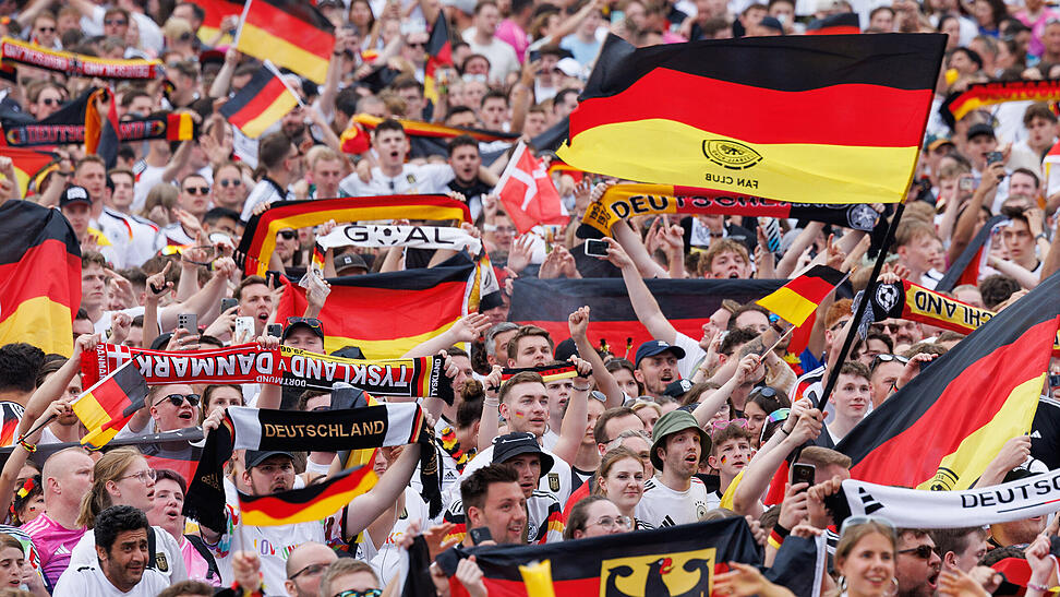 Fu&szlig;ball, UEFA Euro 2024, EM, Deutschland - D&auml;nemark, Finalrunde, Achtelfinale, Fans der deutschen Fu&szlig;ball-Nationalmannschaft stehen bunt geschm&uuml;ckt vor einer Leinwand auf dem Fanfest in der Fanzone. (zu dpa: &laquo;L&auml;nderspiel gegen Ungarn noch nicht ausverkauft&raquo;) +++ dpa-Bildfunk +++