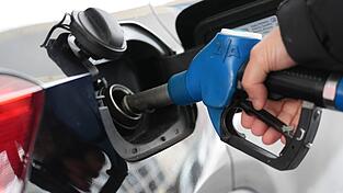 Bund und Länder stellen für den neuen Tankrabatt rund 2,5 Milliarden Euro bereit. (Symbolbild) Bund und Länder stellen für den neuen Tankrabatt rund 2,5 Milliarden Euro bereit. (Symbolbild)