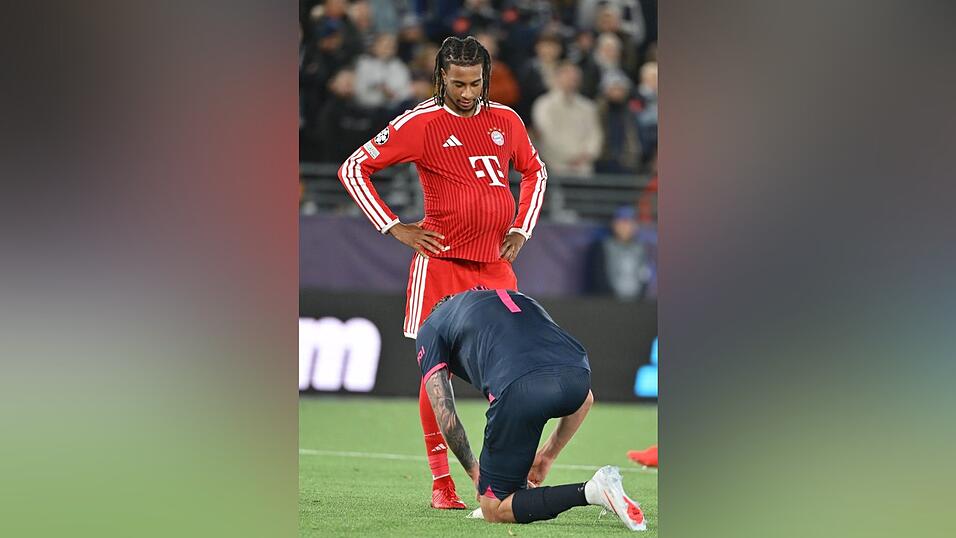 Michael Olise sah genervt die Gelb-Rote Karte. Michael Olise sah genervt die Gelb-Rote Karte.