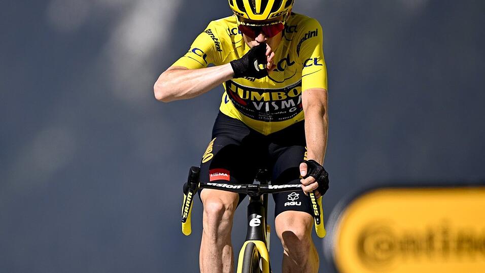 Der Gesamtf&uuml;hrende der Tour de France, Jonas Vingegaard, feiert beim &Uuml;berqueren der Ziellinie.