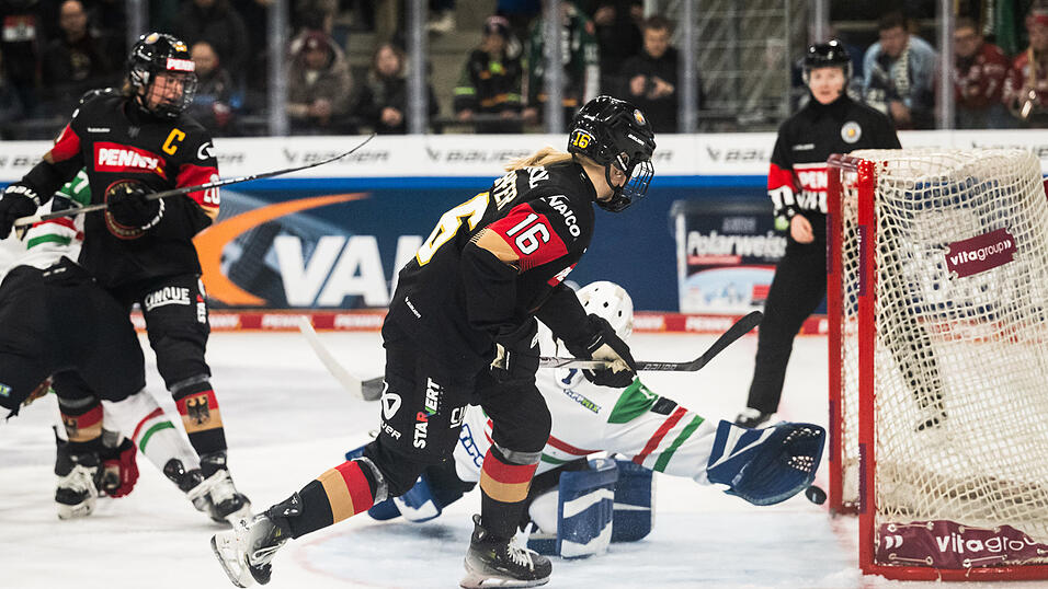 Jule Schiefer (Nummer 16) reagierte am schnellsten und erzielte das vorentscheidende 2:0 f&uuml;r die deutschen Frauen.