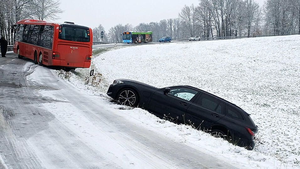 Ein Bus und ein Auto waren am Donnerstagmorgen auf glatter Fahrbahn von der Stra&szlig;e bei Passau abgekommen.