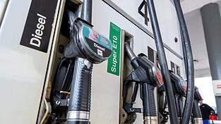 Diesel ist derzeit wieder teurer als Super E10 - auch das ist eine Folge des Iran-Krieges.