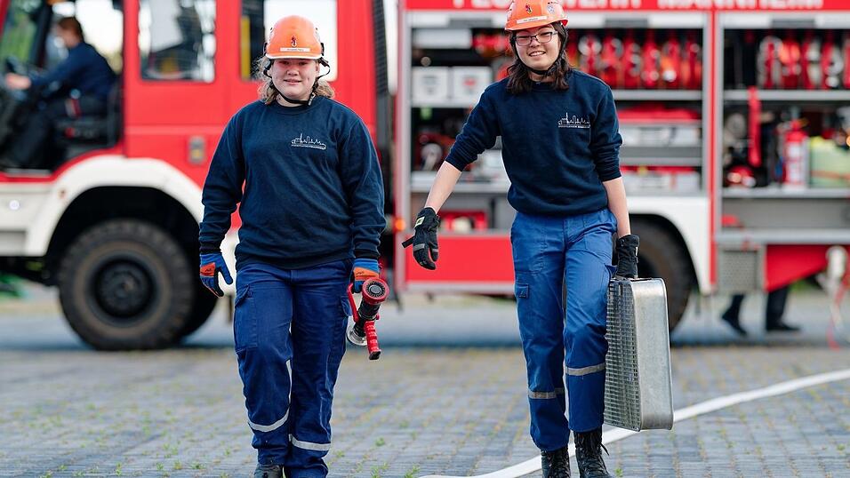 Bei der Jugendfeuerwehr in Mannheim üben Jugendliche Feuer löschen, Menschen retten und Teamarbeit. Bei der Jugendfeuerwehr in Mannheim üben Jugendliche Feuer löschen, Menschen retten und Teamarbeit.