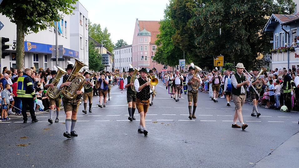 Zahlreiche Musik- und Trachtengruppen zogen nach dreij&auml;hriger Pause am Freitagabend zum Festplatz Am Hagen.