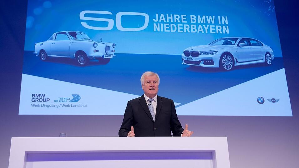 Der bayerische Ministerpr&auml;sident Horst Seehofer (CSU) spricht in Dingolfing bei einem Festakt im BMW-Werk. Der Automobilkonzern feiert seinen 50-j&auml;hriges Jubil&auml;um in Niederbayern.