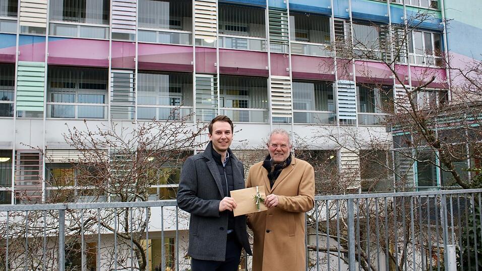 Josef Manhart (l.) &uuml;bergab das Geld an Bernhard Brand, Gesch&auml;ftsf&uuml;hrer des Kinderkrankenhauses St. Marien.