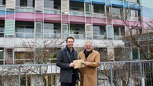 Josef Manhart (l.) &uuml;bergab das Geld an Bernhard Brand, Gesch&auml;ftsf&uuml;hrer des Kinderkrankenhauses St. Marien.