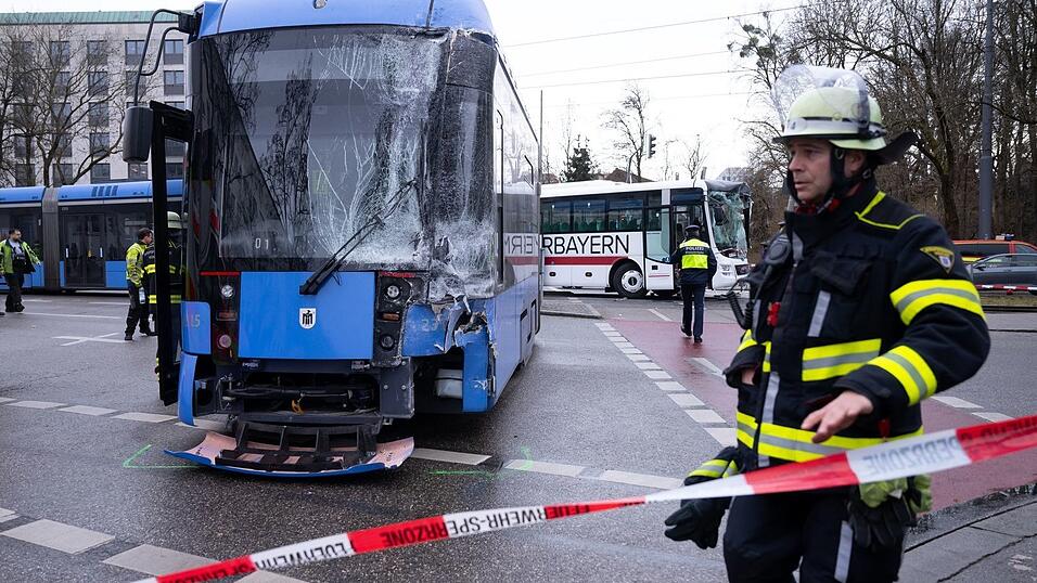 Die Tram entgleiste. Die Tram entgleiste.