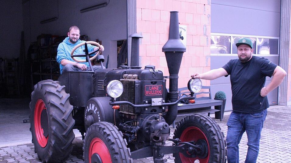 Die Freunde Sepp Pfeffer (l.) und René Raster an einem Paradestück, einem Lanz mit 25 PS, Baujahr 1939 Die Freunde Sepp Pfeffer (l.) und René Raster an einem Paradestück, einem Lanz mit 25 PS, Baujahr 1939