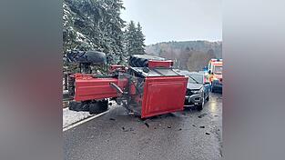 Der Traktor wurde auf die Leitplanke geschoben und kippte um. Der Traktor wurde auf die Leitplanke geschoben und kippte um.