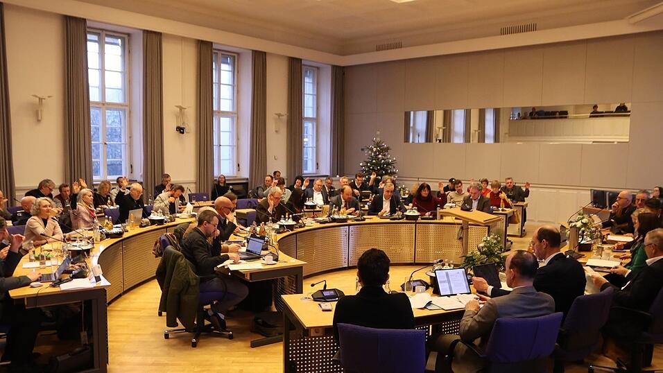 Der Stadtrat begab sich noch einmal ins Tagesgeschäft. Der Stadtrat begab sich noch einmal ins Tagesgeschäft.