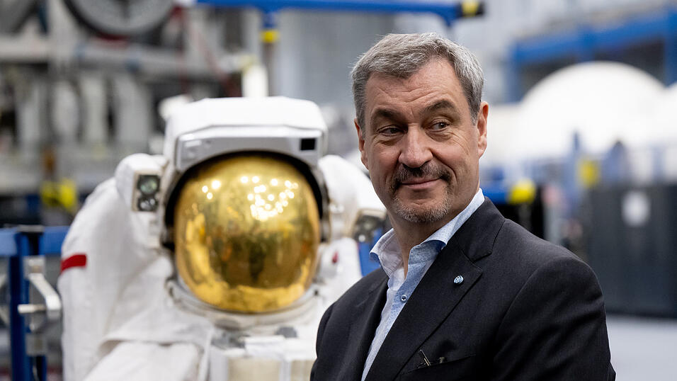 Markus S&ouml;der besichtigt im Lyndon B. Johnson Space Center das Astronauten-Trainingszentrum &bdquo;Space Vehicle Mockup Facility&ldquo;.