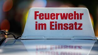 Die Feuerwehr l&ouml;scht das Feuer schnell. (Symbolbild)
