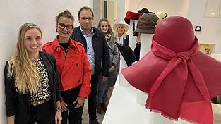 Freuen sich über die gelungene Ausstellung: Standortkoordinatorin Theresa Buhrke, Galerieleiterin Anjalie Chaubal, Bürgermeister Martin Stoiber, Kuratorin Jessica Windmaißer-Scherbl und Hutkäuferin Gerda Pohl (von links). Freuen sich über die gelungene Ausstellung: Standortkoordinatorin Theresa Buhrke, Galerieleiterin Anjalie Chaubal, Bürgermeister Martin Stoiber, Kuratorin Jessica Windmaißer-Scherbl und Hutkäuferin Gerda Pohl (von links).