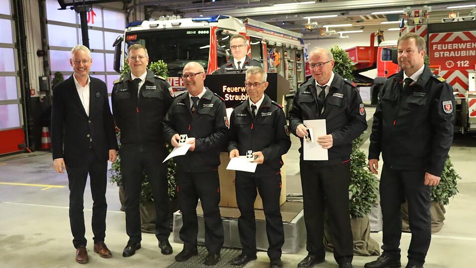 OB Markus Pannermayr, Stadtbrandrat Stephan Bachl (v.l.) und Stadtbrandinspektor Michael Schie&szlig;l (r.) ehrten Herbert Fischer, Ludwig Zellmer und Georg Hien f&uuml;r 50 Jahre bei der FFW.