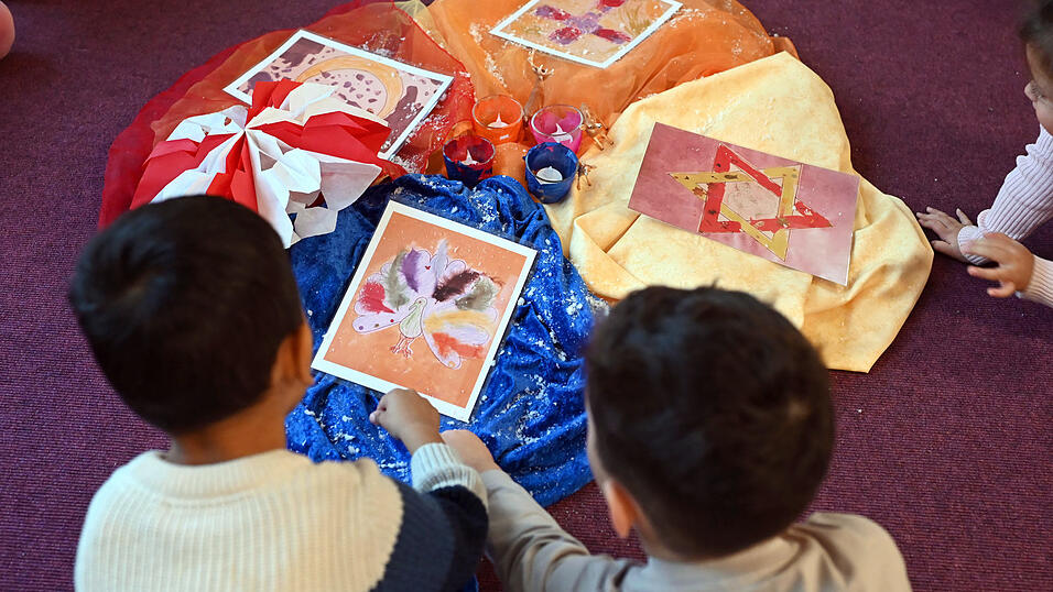 Religiöse Feste werden in manchen Kindergärten und -tagesstätten besonders gefeiert. Religiöse Feste werden in manchen Kindergärten und -tagesstätten besonders gefeiert.