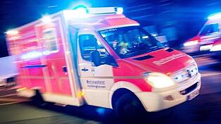 Ein 68-Jähriger ist am Silvesterabend in Weiding auf einer Straße gestürzt und gestorben. (Symbolbild)