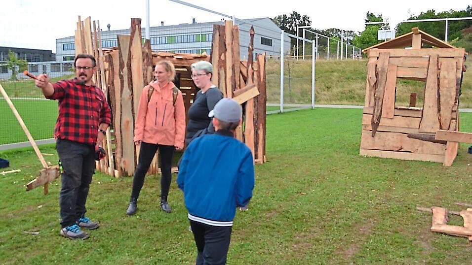 Die Gruppenleiter vom Kreisjugendring beaufsichtigen den Budenbau und helfen.