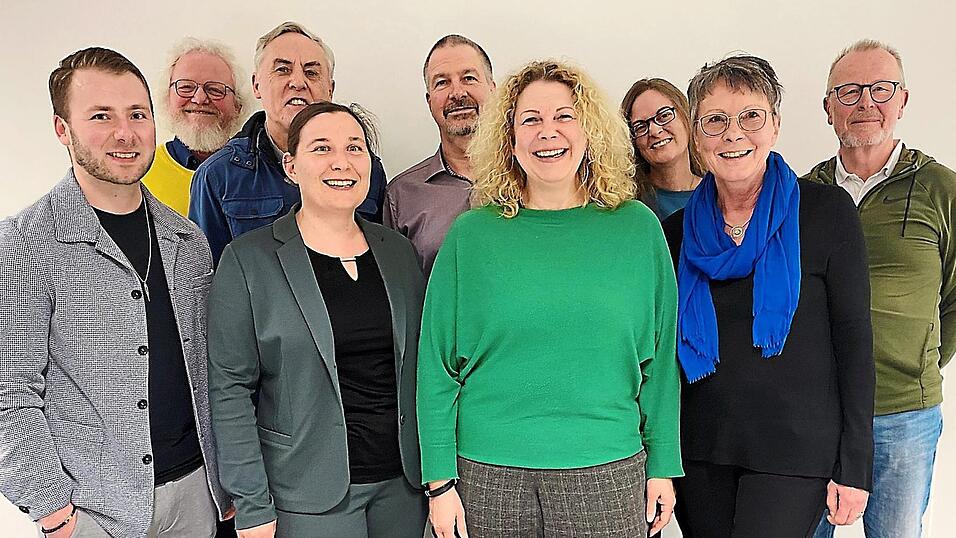 Werben im Jahr des 25-jährigen Bestehens des Freiwilligenzentrums für den Verein und für neue Mitglieder (v.l.): Integrationslotse Sebastian Wiesbeck, Vizevorsitzender Hasso von Winning, Vorstandsmitglied Martin Schaller, Geschäftsleiterin Sarah Hausladen, Schatzmeister Jürgen Haga, die Vorstandsmitglieder Nikola Kern und Nicole Eimer, Vorsitzende Sabrina Griesbach und Schriftführer Hans-Joachim Bock. Werben im Jahr des 25-jährigen Bestehens des Freiwilligenzentrums für den Verein und für neue Mitglieder (v.l.): Integrationslotse Sebastian Wiesbeck, Vizevorsitzender Hasso von Winning, Vorstandsmitglied Martin Schaller, Geschäftsleiterin Sarah Hausladen, Schatzmeister Jürgen Haga, die Vorstandsmitglieder Nikola Kern und Nicole Eimer, Vorsitzende Sabrina Griesbach und Schriftführer Hans-Joachim Bock.