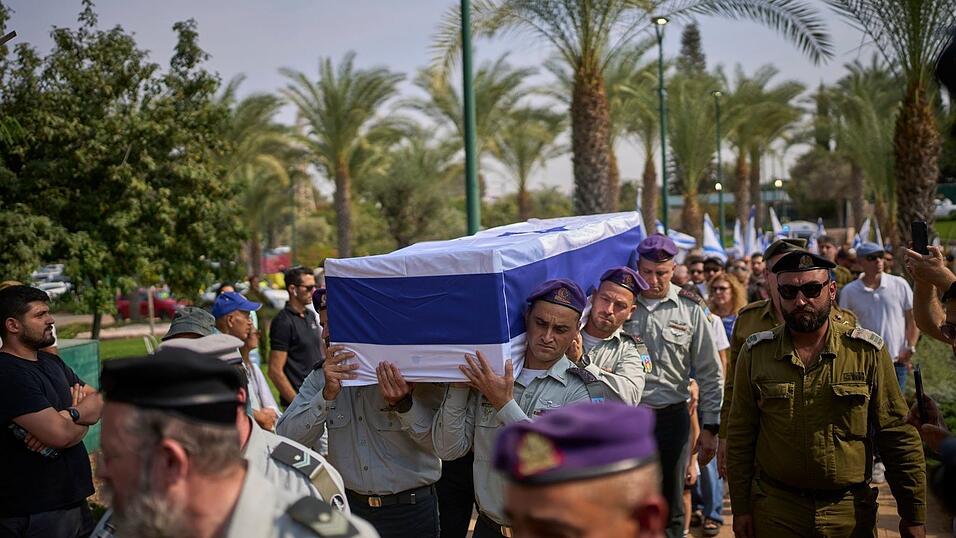 Die von der Hamas übergebenen sterblichen Überreste des Soldaten sind identifiziert. Die von der Hamas übergebenen sterblichen Überreste des Soldaten sind identifiziert.