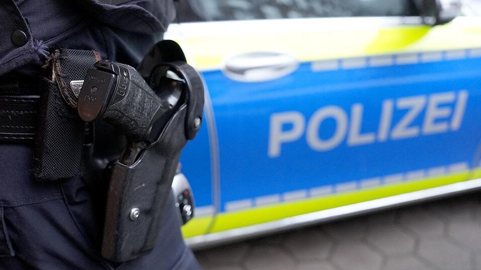 Mehrere Streifenwagen der Polizei sichern den Tatort in einer M&uuml;nchner Wohnstra&szlig;e ab, nachdem es zu einer handfesten Auseinandersetzung zwischen mehreren Menschen gekommen ist. (Symbolbild)