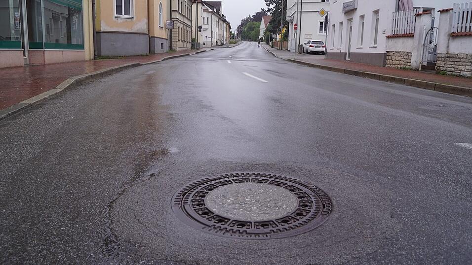 Der Kanal in der Landshuter Straße in Vilsbiburg soll im Jahr 2027 auf dem Abschnitt zwischen der Freiung und dem Bahnübergang saniert werden. Der Kanal in der Landshuter Straße in Vilsbiburg soll im Jahr 2027 auf dem Abschnitt zwischen der Freiung und dem Bahnübergang saniert werden.