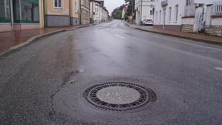 Der Kanal in der Landshuter Straße in Vilsbiburg soll im Jahr 2027 auf dem Abschnitt zwischen der Freiung und dem Bahnübergang saniert werden. Der Kanal in der Landshuter Straße in Vilsbiburg soll im Jahr 2027 auf dem Abschnitt zwischen der Freiung und dem Bahnübergang saniert werden.