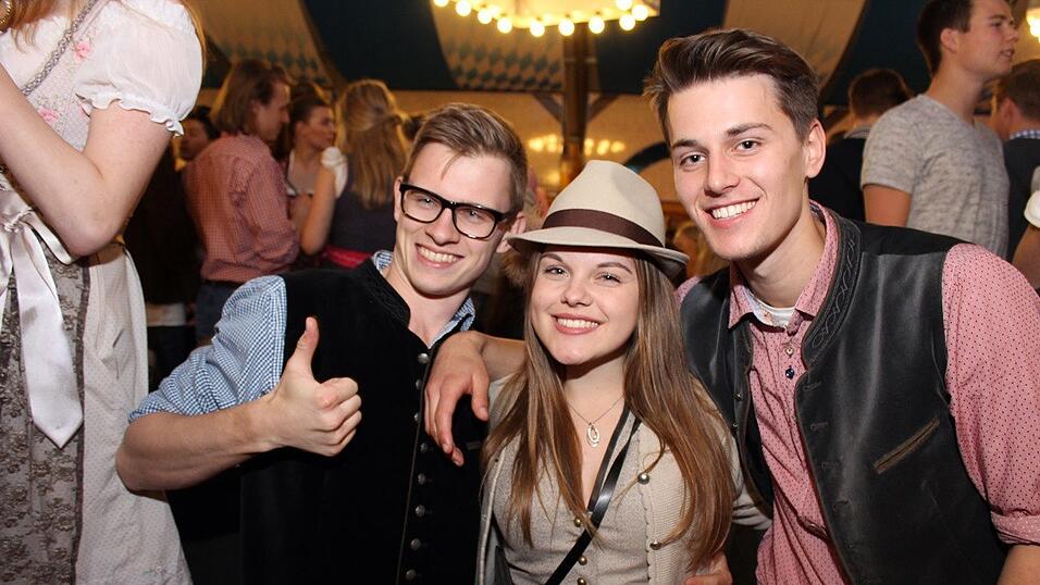 Die Fr&uuml;hjahrsdult 2017 in Landshut neigt sich dem Ende entgegen. Grund genug, noch einmal richtig in den Bierzelten zu feiern - abgerundet vom traditionellen Feuerwerk.