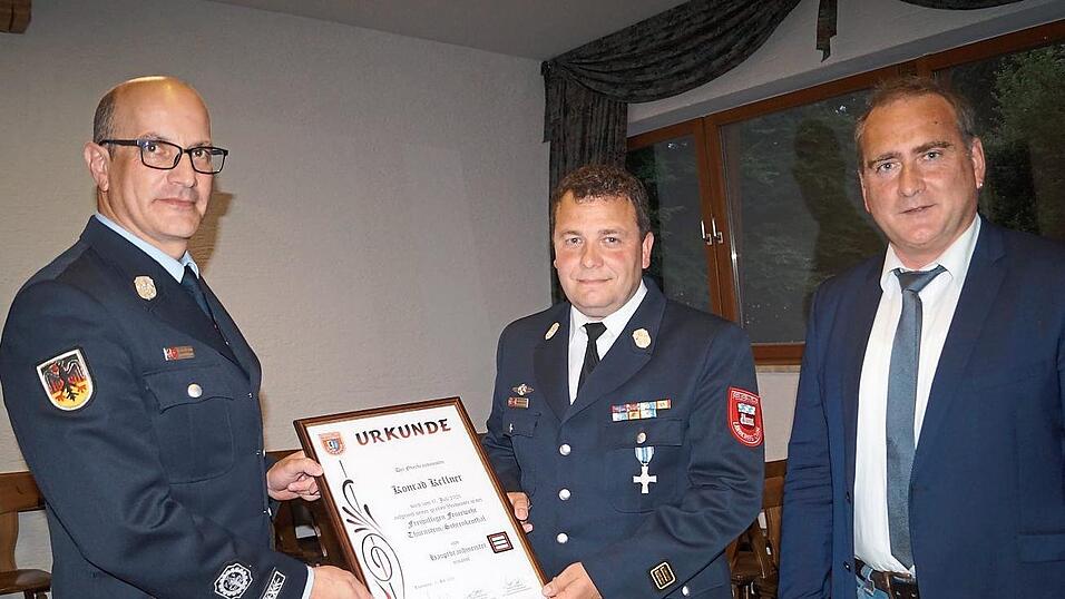 Josef Mühlbauer verabschiedete Konrad Kellner (Mitte) als 1. Aktivenchef, rechts Bürgermeister Franz Müller. Josef Mühlbauer verabschiedete Konrad Kellner (Mitte) als 1. Aktivenchef, rechts Bürgermeister Franz Müller.
