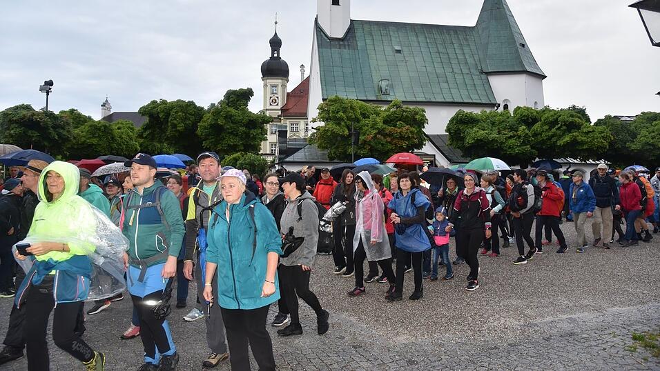 Die 143. Wallfahrt der Straubinger nach Alt&ouml;tting war eine nasse Angelegenheit. Doch davon lie&szlig;en sich Pilger und abholende Verwandte nicht beeindrucken: Beim Einzug in den Kapellplatz am Sonntag um 6.30 Uhr gab es neben einem bunten Meer aus Regenschirmen viele erleichterte und fr&ouml;hliche Gesichter. Auch die eine oder andere Tr&auml;ne mischte sich unter den Dauerregen.