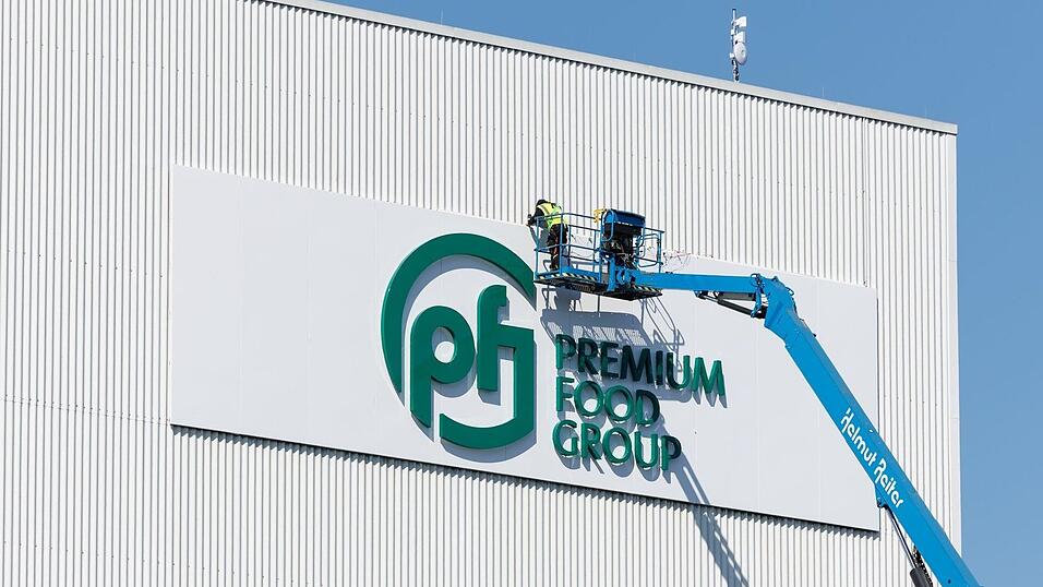 Trotz einer Untersagung durch das Kartellamt will Deutschlands größter Fleischkonzern Premium Food Group weiterhin die deutschen Vion-Schlachthöfe kaufen. (Archivbild) Trotz einer Untersagung durch das Kartellamt will Deutschlands größter Fleischkonzern Premium Food Group weiterhin die deutschen Vion-Schlachthöfe kaufen. (Archivbild)