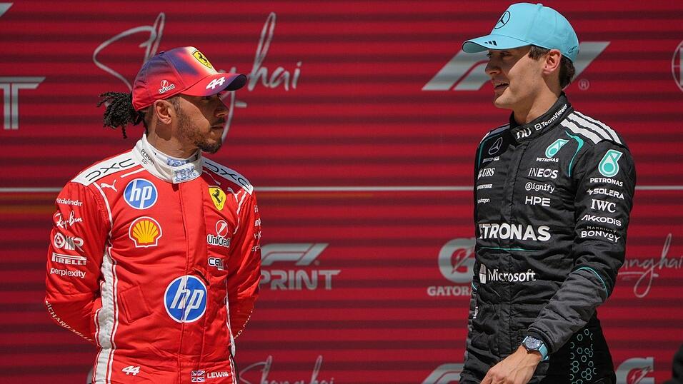 George Russell (r) und Lewis Hamilton m&uuml;ssen sich Kimi Antonelli geschlagen geben.