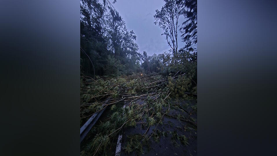 Die Feuerwehr Niederaichbach war beim Unwetter verstärkt gefordert. Die Feuerwehr Niederaichbach war beim Unwetter verstärkt gefordert.